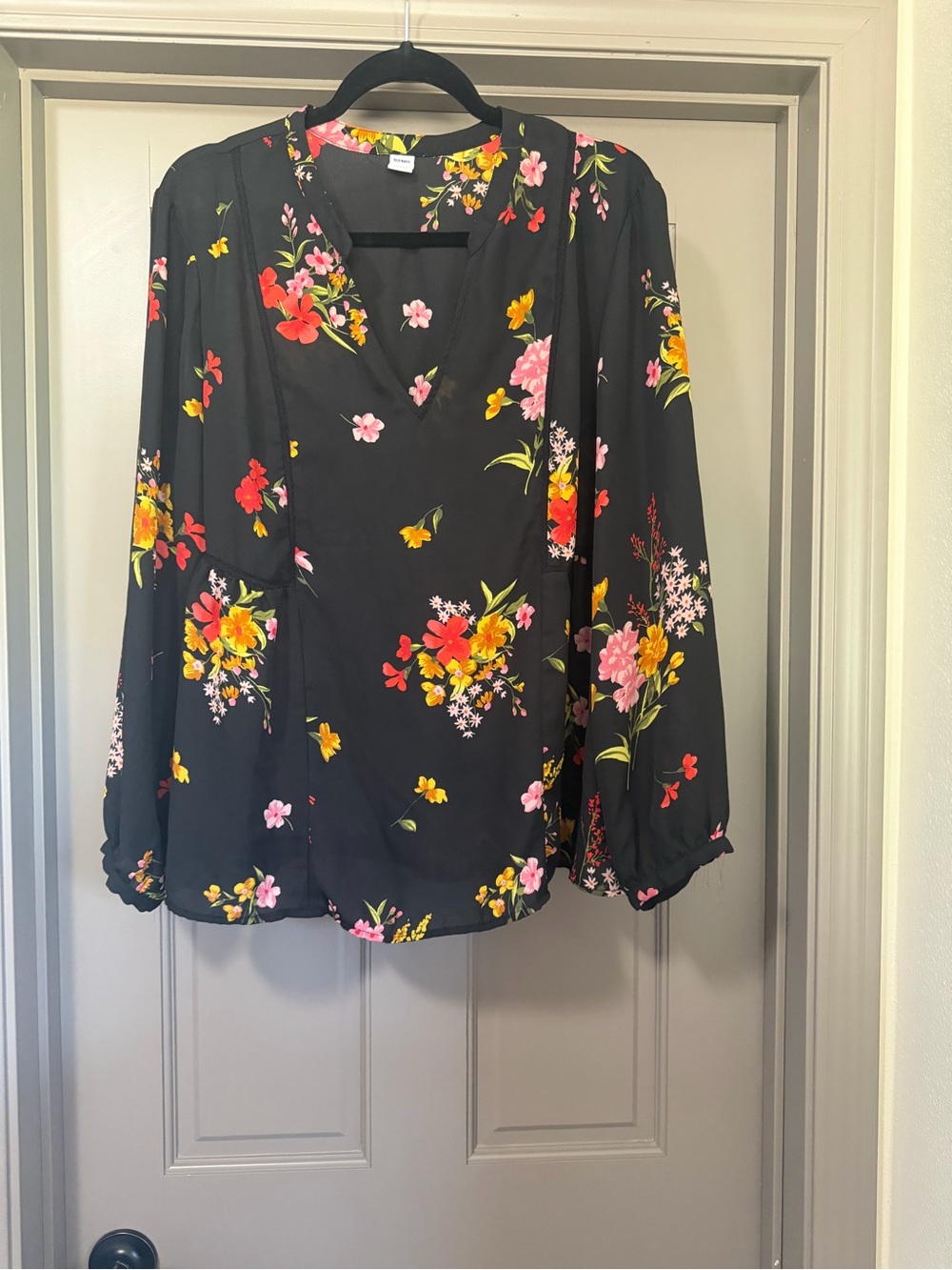 Old Navy Black Floral V-Neck Long Sleeve Blouse